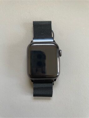 Apple Watch SE with Mesh Band